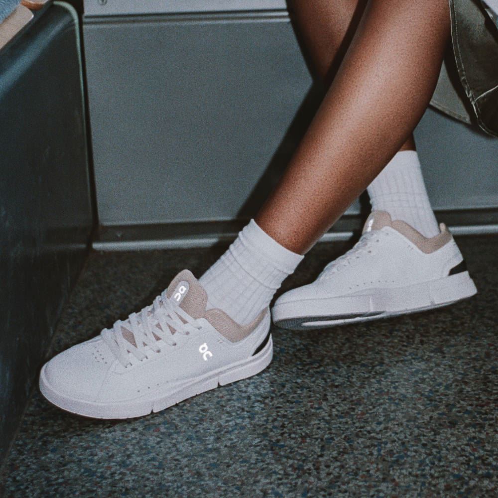On THE ROGER Advantage: the versatile everyday sneaker - White | Dustrose ON95XF383 - Image 2